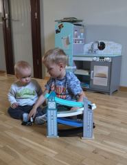 Dřevěný mrakodrap se sjezdovkou pro autíčka, Adam Toys (6)
