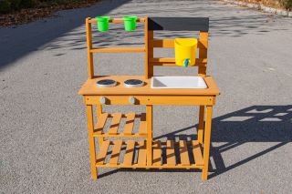 2Kids Toys Dřevěná zahradní kuchyňka s dřezem (7)
