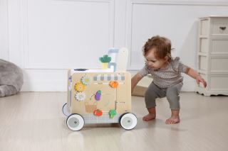 2Kids Toys Dřevěné chodítko Kuchyňka (4)