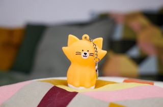Svítící silikonová klíčenka Kočka - oranžová (6)