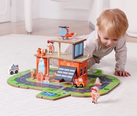 2Kids Toys Dřevěná stanice Hasiči 2 v 1 (3)
