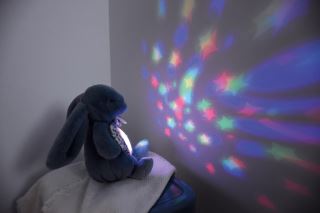 Doudou Hrací skříňka s projekcí Králíček modrý (4)