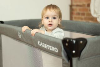 Cestovní postýlka se stahovací bočnicí, ESTI - černá (574440)