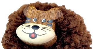 2Kids Toys Dřevěná magnetka velká pompon Tygr (1)