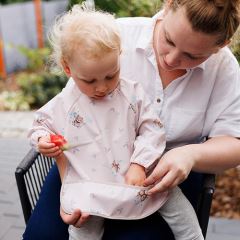 Nepromokavá zástěrka s rukávy Teddy, béžová, BabyOno (3)