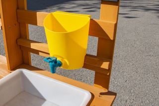 2Kids Toys Dřevěná zahradní kuchyňka s dřezem (4)