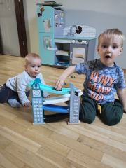 Dřevěný mrakodrap se sjezdovkou pro autíčka, Adam Toys (8)