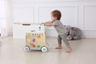 2Kids Toys Dřevěné chodítko Kuchyňka (3)