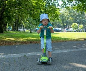 Dětská tříkolová koloběžka BOOGIE Scooter LED - zelená (1)